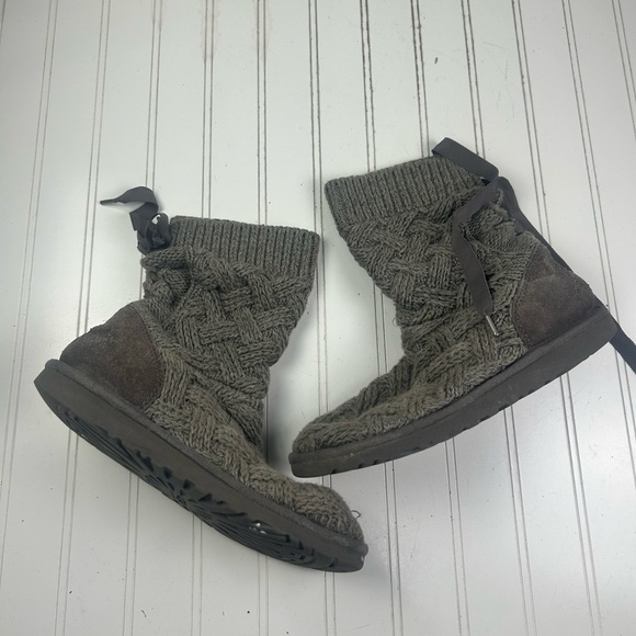 UGG Boot Bootie Cable Knit Bow Ribbon Lace Back Isla Gray Suede Womenโs Size 6 - Picture 2 of 10
